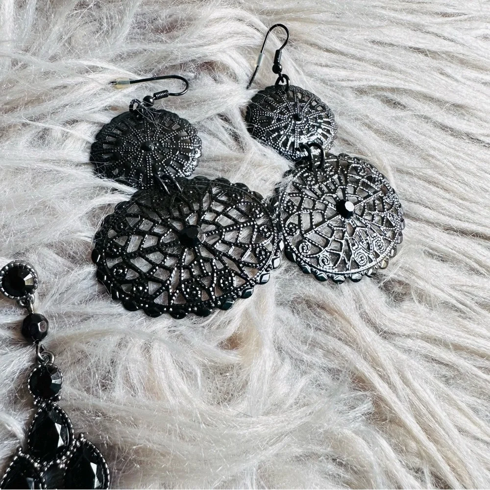 Set of two black earrings